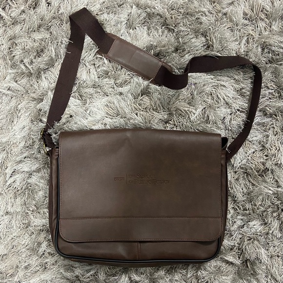 Debco brown leather University of Calgary stamped messenger shoulder bag. Used. - Picture 12 of 14